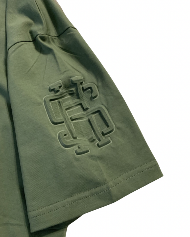 Camisa premium con logo en relieve de Savage Hearted (verde militar)